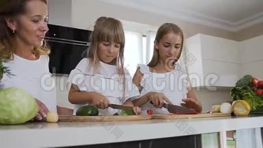 妈妈和两个女儿在厨房做饭：十几岁的女孩切红辣椒，妹妹切熟